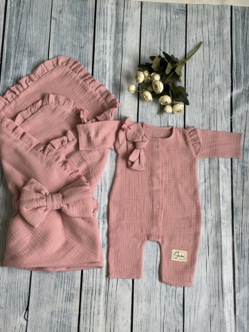 Купить оптом 335-П. Комплект из детского комбинезона, р 56 и конверта муслин, хлопок 100% 90/90 см, пудра в Брянске